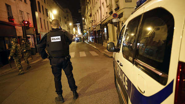 Polis säkrar området kring restaurangen La Belle Equipe, vid rue de Charonne, där en av attackerna skedde. Foto: TT