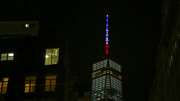 One World Trade Center lyser i den franska flaggans färger. Foto: TT