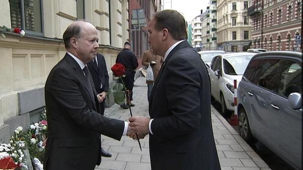 Stefan Löfven framför sina kondoleanser till franska ambassadören Jacques Lapouge. Foto: Iman Tahbaz/SVT