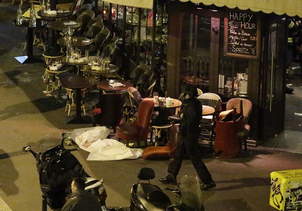 Här skedde en av attackerna, vid ett café i centrala Paris. Foto: TT
