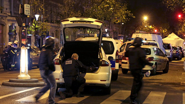 Fransk polis under stormningen av konsertlokalen Bataclan. Foto: TT