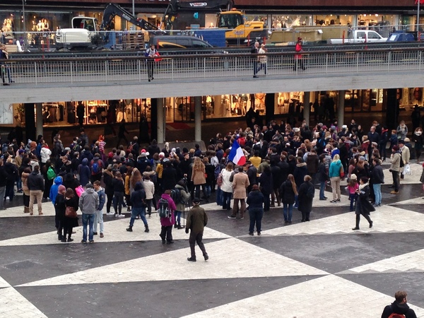 Tidigare i dag hölls en stödmanifestation för offren i Frankrike, på Sergels torg i Stockholm. Foto: Erik Grönlund.