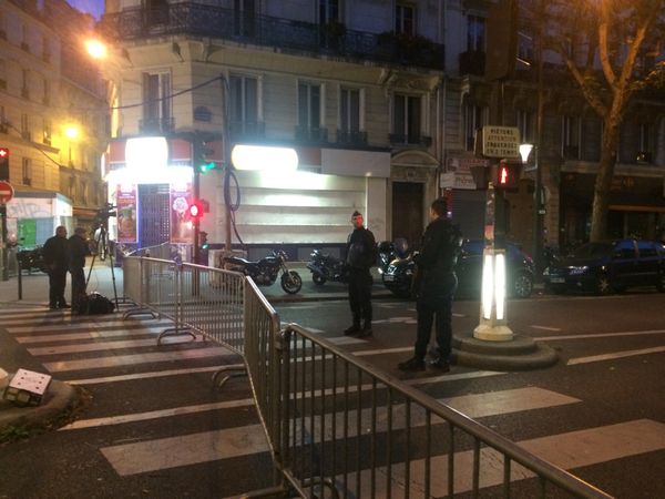 Beväpnad polis har spärrat av alla gator runt om konserthuset Bataclan.
