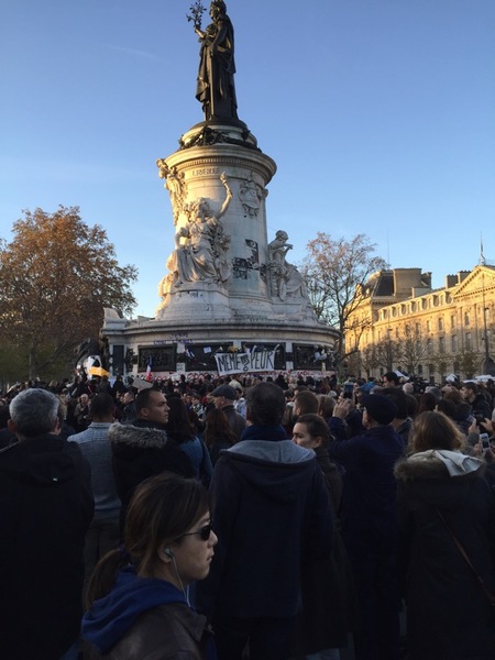 "Fortfarande inte rädd" står det på banderollen under Mariannestatyn på Place de la Republique där tusentals människor samlats.