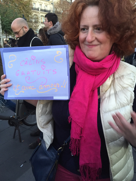 På Place de la Republique står Catherine som är advokat till vardags och delar ut gratis kramar. -Världen behöver mer kärlek, säger hon. - När jag hörde om attentaten brast mitt hjärta.