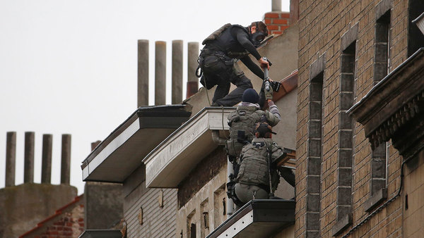 En bild från den pågående polisinsatsen i belgiska Molenbeek. Foto: Reuters.