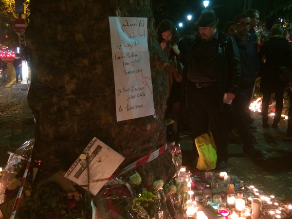 "Jag är muslim. Jag är mot terrorism" står det skrivet på tre språk.

Jag försöker tala med mannen som står med huvudet nedböjt. Han vill inte prata. Men han gör tummen upp när jag visar bilden jag tog. Innan han går böjer han sig fram å kysser trädet.