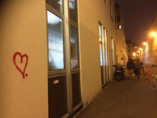 Bonsoir! Snart har ett år gått sedan attacken mot satirtidningen Charlie Hebdos redaktion. Det enda som minner om det här idag är några hjärtan på väggarna. /Karin, reporter Paris