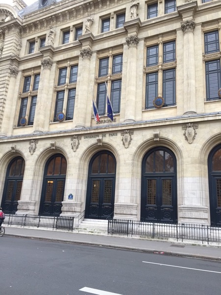 Sorbonneuniversitetet, här kommer president Holland att närvara vid tyst minut. Många av offren var unga studenter.