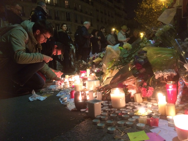 - Vi är ett folk som lever på våra gator. Vi låter oss inte skrämmas, säger den unge mannen som tänder ett ljus i närheten av konsertlokalen Bataclan.