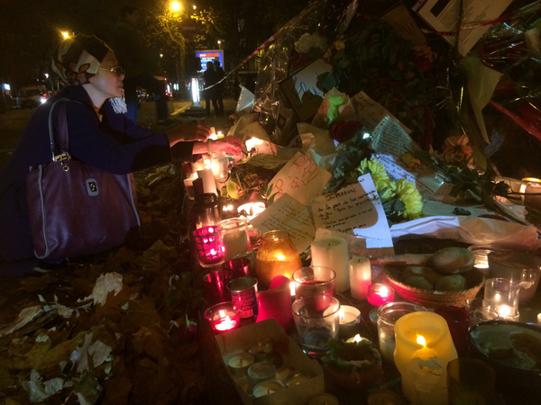 Thai Hong Li tänder ett llus och en rökelse för varje person som föll offer vid terrorattacken. 132 stycken är det senaste antal hon hört. Så 132 ljus å 132 rökelse som ska tändas å släckas tre gånger enligt buddistisk tradition. Hon kommer stanna här länge än.