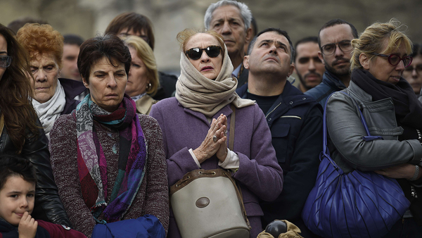 Parisbor hedrar offren i dåden fredags under en tyst minut. Foto:TT
