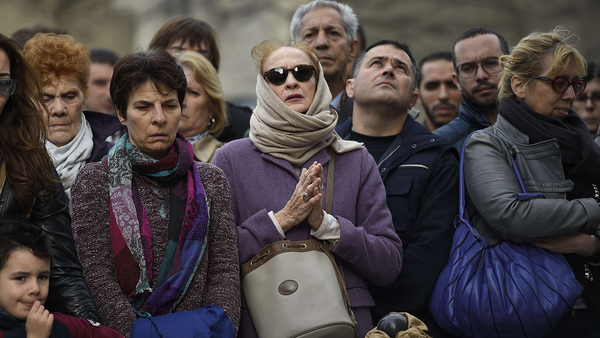 Parisbor hedrar offren i dåden fredags under en tyst minut. Foto:TT