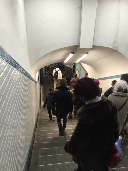 Jag får egentligen inte ta den här bilden. För plötsligt i metron möter jag sju tungt beväpnade militärer. När de gått förbi vänder jag mig snabbt om och tar en bild. Trots att livet går vidare i Paris är det här första gången jag ser tungt beväpnad militär i Metron.