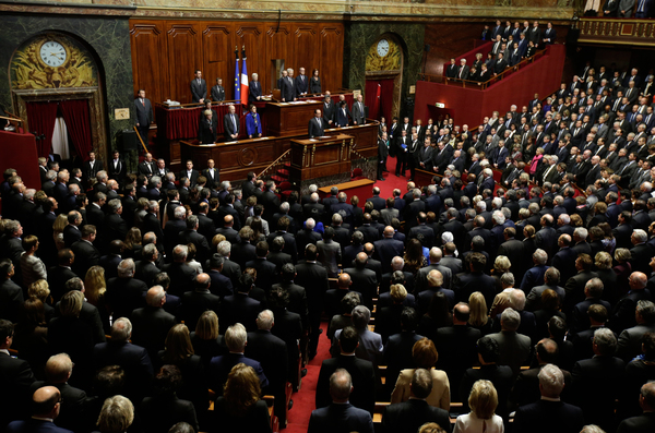 Tyst minut när parlamentet samlades till kongress i Versailles. Foto:TT