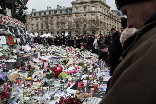 Många kom till Place de la République i centrala Paris för att hålla en tyst minut och vara tillsammans. Foto: Niclas Berglund, SVT.