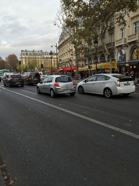 Vardagen är tillbaka i Paris med bilköer och trängsel. Att försöka hålla folk inomhus med ett undantagstillstånd verkar vara svårt.
