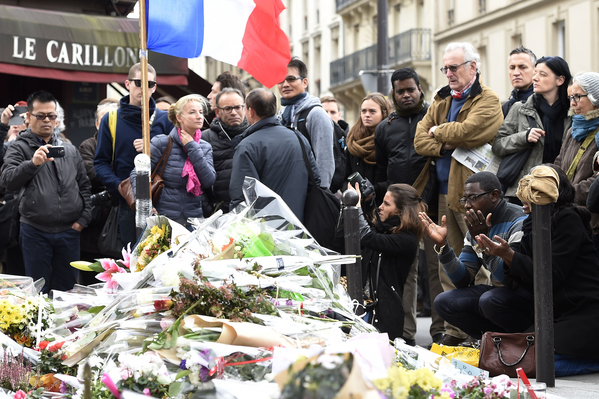 Människor samlas vid 10:e arrondisementet i Paris för en tyst minut.