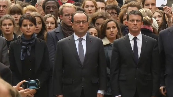 President Hollande tillsammans med premiärministern och franska utbildningsministern vid sin sida.