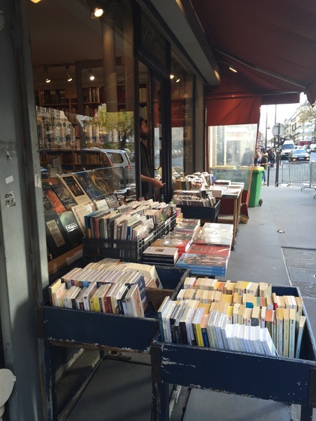 Paris håller tyst minut.