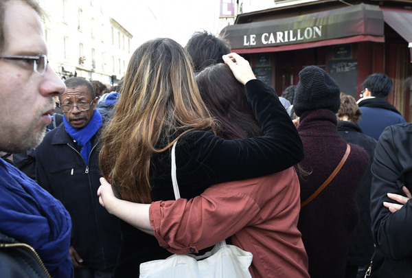 Sorg i Paris under den tysta minuten som hölls klockan 12.