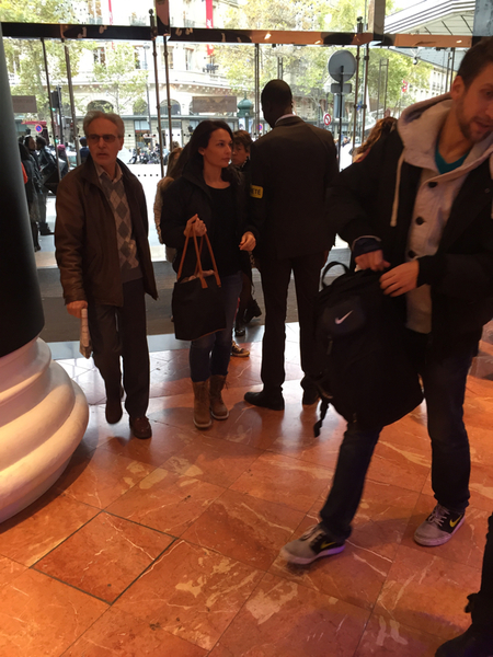 Hög säkerhet även på de stora varuhusen. Männen ni ser här söker igenom samtliga väskor innan man släpps in.