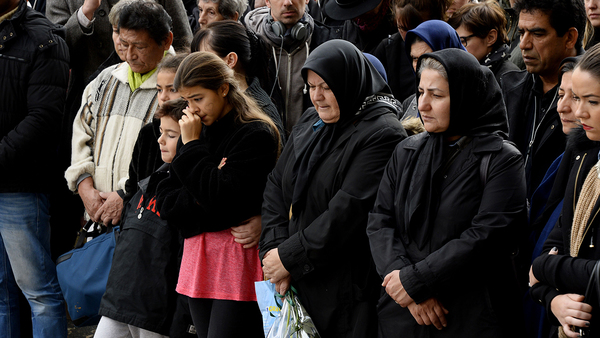 Sörjande samlades för en tyst minut i konserthallen Bataclan, där de flesta dödsoffren krävdes i fredags. Foto:TT