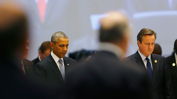 Även G20-ledarna höll en tyst minut inför mötet i Antalya, Turkiet. Här USA:s president Barack Obama och brittiske premiärministern David Cameron.
