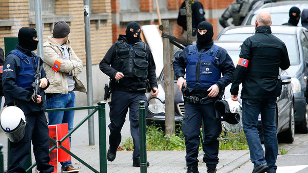 Belgisk polis vid insatsen i Molenbeek. Foto: Reuters/TT.