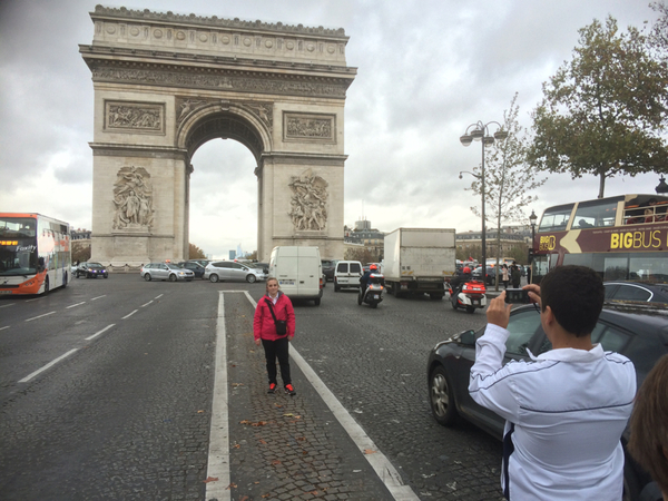 Franco och Sol från Argentina är på rundresa i Europa. De kom från Barcelona igår. När de hörde om attentaten i fredags tänkte de låta bli att åka till Paris, men kände ändå att de ville hit. - Och det kan ju hända var som helst, säger de.