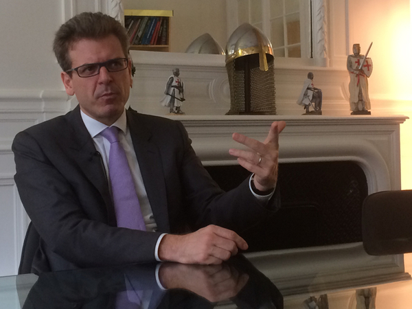 - Attentatet i fredags var väntat. Men att de var multipla mål och självmordsbombare var mer oväntat. Det kommer hända igen. Antingen de närmaste dagarna eller om några veckor, säger den franske säkerhetsexperten Thiabult de Montbrial till SVT Nyheter.