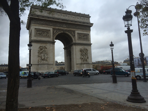 Med den pessimistiska bilden som den franske säkerhetsanalytikern målar upp går jag några hundra meter upp mot triumfbågen. Här ser det mest ut som det brukar göra!