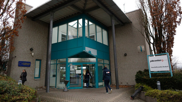 Tre av de fem personerna som greps i Aachen-området i Tyskland i dag, blev tagna av polisens insatsstyrka när de lämnade arbetsförmedlingen vid halvtio-tiden, rapporterar lokala medier. Foto: TT.