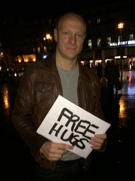 Cedrique delar ut gratis kramar vid Place de la Republique. Han säger att jag måste hälsa alla jag känner att fortsätta komma till Paris. Det lovar jag honom. Å med det säger jag godnatt från Paris. Men liverapporteringen fortsätter här med Erik Grönlund med flera.