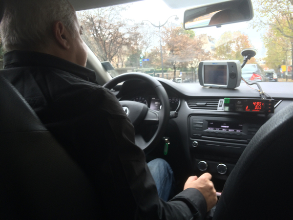 - Jag lyssnar bara på lugn musik i taxin. Vi måste få glömma en stund och leva vidare, säger chauffören Mahmoud. 

- Men när jag kommer hem får jag höra ändå för min fru följer allt och zappar mellan kanalerna på tv:n.

