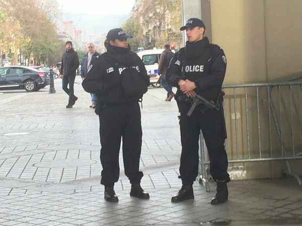 Det man tydligast märker av i centrala Paris är att den polisiära närvaron på allmänna platser är högre. 

Inrikesminister Bernard Cazeneuve sa idag: - Vi har mobiliserat 115.000 poliser och gendarmerie (fr. ~militärpolis) över hela nationen för att skydda den franska befolkningen. 

Enligt Cazeneuve har den franska polisen gjort 128 tillslag mot misstänkta militanta islamister det senaste dygnet och 23 har gripits.