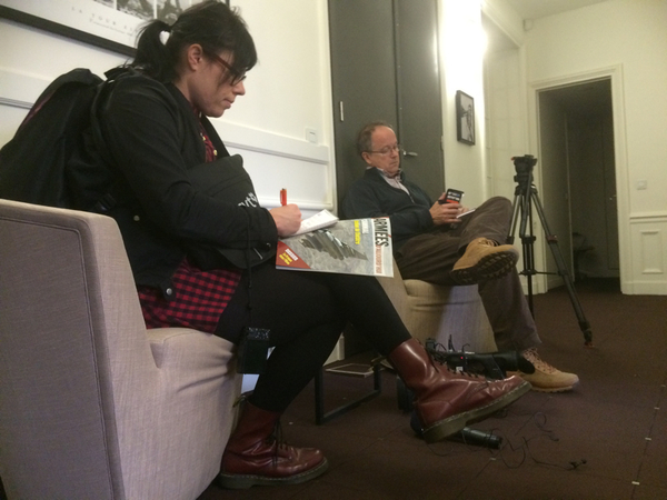 Bonjour! I väntan på intervju med säkerhetsexperten Thibault de Monbrial. Hur ser han på kritiken mot den franska säkerhetstjänsten? Att de i för hög grad har inriktat sig på ensamvargar och att de gick i "viloläge" efter Charlie Hebdo, enligt den israeliske professorn Boaz Ganor. /Henrik Silver och Karin Axelsdotter Olsson, reportrar i Paris med fotograf Magnus Eriksson.