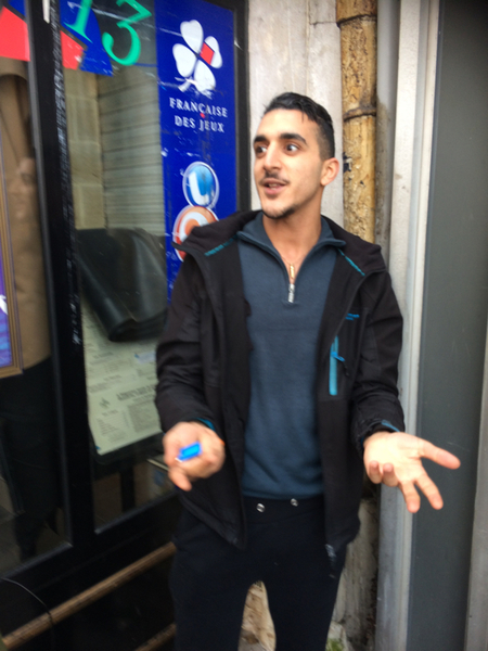 - Det jag mest är förvånad över är att de höll till just här i Saint Denis. Det är inte normalt, säger Sofian som bor i närheten av den lägenhet som insatsen riktad mot.