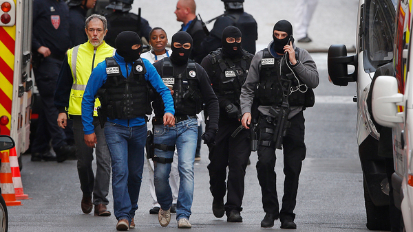Maskerad polis på gatorna i Saint-Denis. Foto: AP/TT.