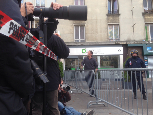 Nu sätter polisen upp kravallstaket framför oss journalister.