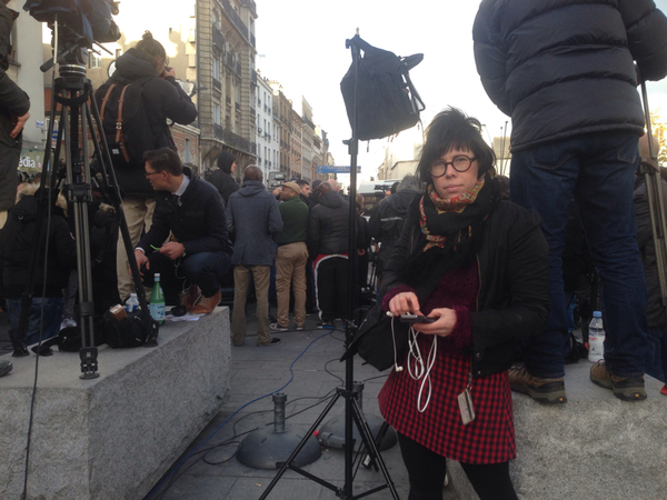 Så här ser det ut där vi och 100-tals andra journalister bevakande händelseutvecklingen. Just nu stiltje, men insatsen pågår fortfarande då en person finns kvar i lägenheten. Vem det är och om personen är beväpnad eller har bombutrustning vet vi i nuläget inte.