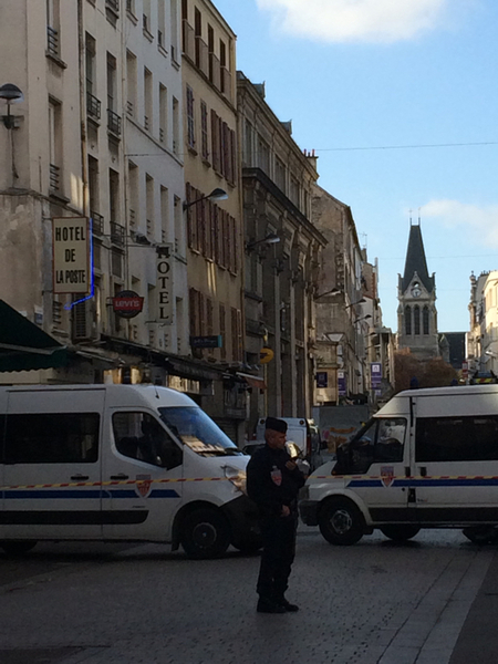 Saint Denis just nu. Som att staden pustar ut efter det sju timmar långa dramat. Vi kommer betydligt närmre lägenheten nu där den massiva polisinsatsen skedde och där en kvinnlig självmordsbombare sprängde sig själv till döds.