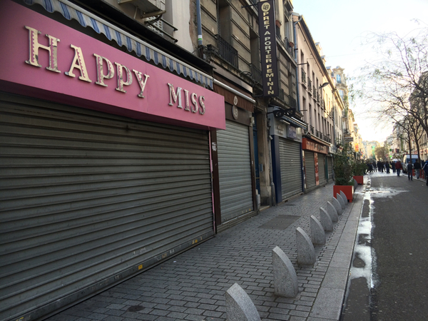 Affärer i flera kvarter kring lägenheten där polisen gjorde tillslaget mot de misstänkta terroristerna håller stängt idag.