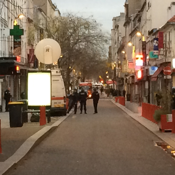 Vi är nu på plats i Saint Denis. Cirka 800 meter från Stade de France. En bit längre fram här ligger den aktuella lägenheten.