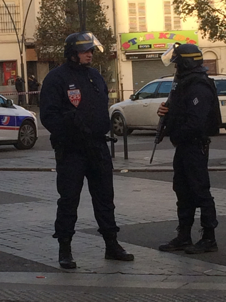 Insatsen har nu gått i sitt slutskede enligt justitieministern. Men det är fortfarande avspärrat å räddningsfordon och många poliser på plats.