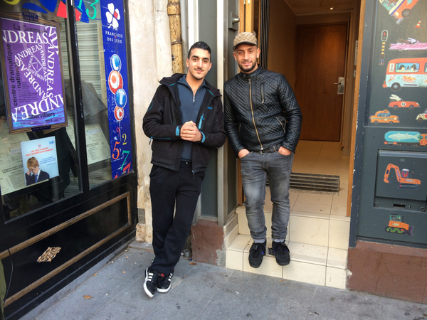 - Jag vaknade av explosionerna. Det sa bom-bom-bom. Sen började skottlossningen som höll på i säkert en timme, berättar Mehdi (till höger i bild).