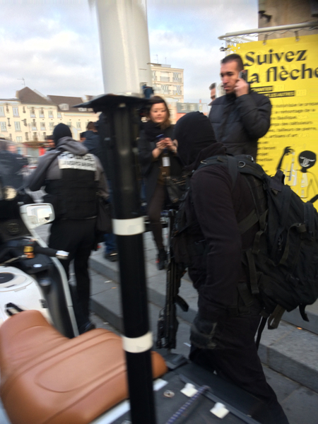 Tre personer ur insatsstyrkan kom just ut från stadshuset. De har sannolikt varit inne och informerat borgmästaren.