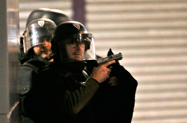 Beväpnad polis i Saint-Denis. Foto:TT