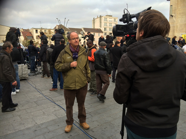 Vi och många, många andra journalister följer utvecklingen på plats här Saint Denis. Här svt:s reporter Henrik Silver och fotograf Magnus Eriksson sänder live.