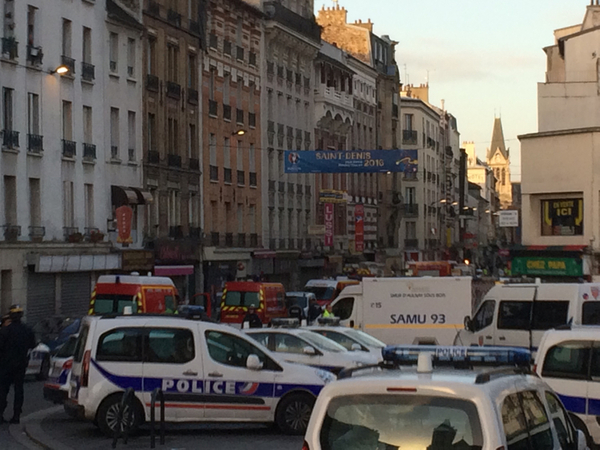 Här är gatan där lägenheten ligger. Le Figaro uppger att tre personer har gripits.